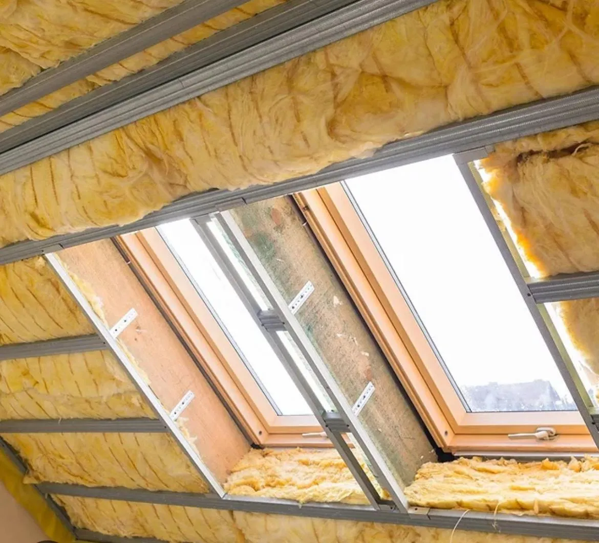 Dakisolatie plaatsen in een woning in de Denderstreek