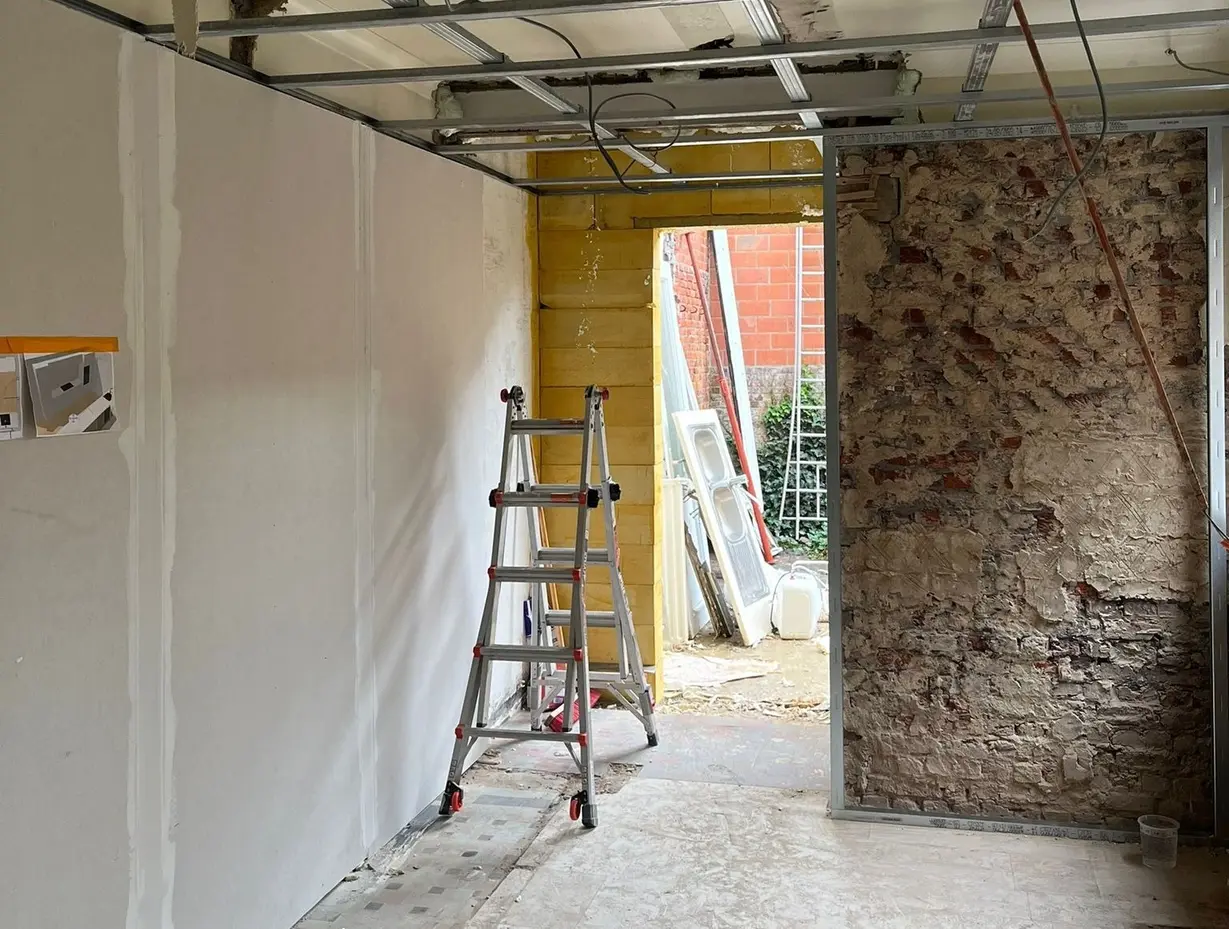 Vochtwerende verf aanbrengen op muren in een vochtige badkamer