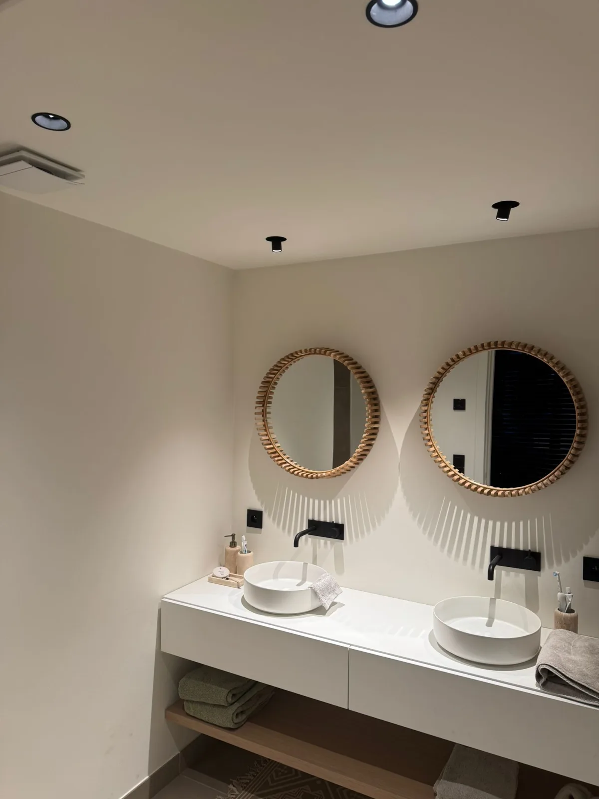 badkamer met dubbele wastafel
