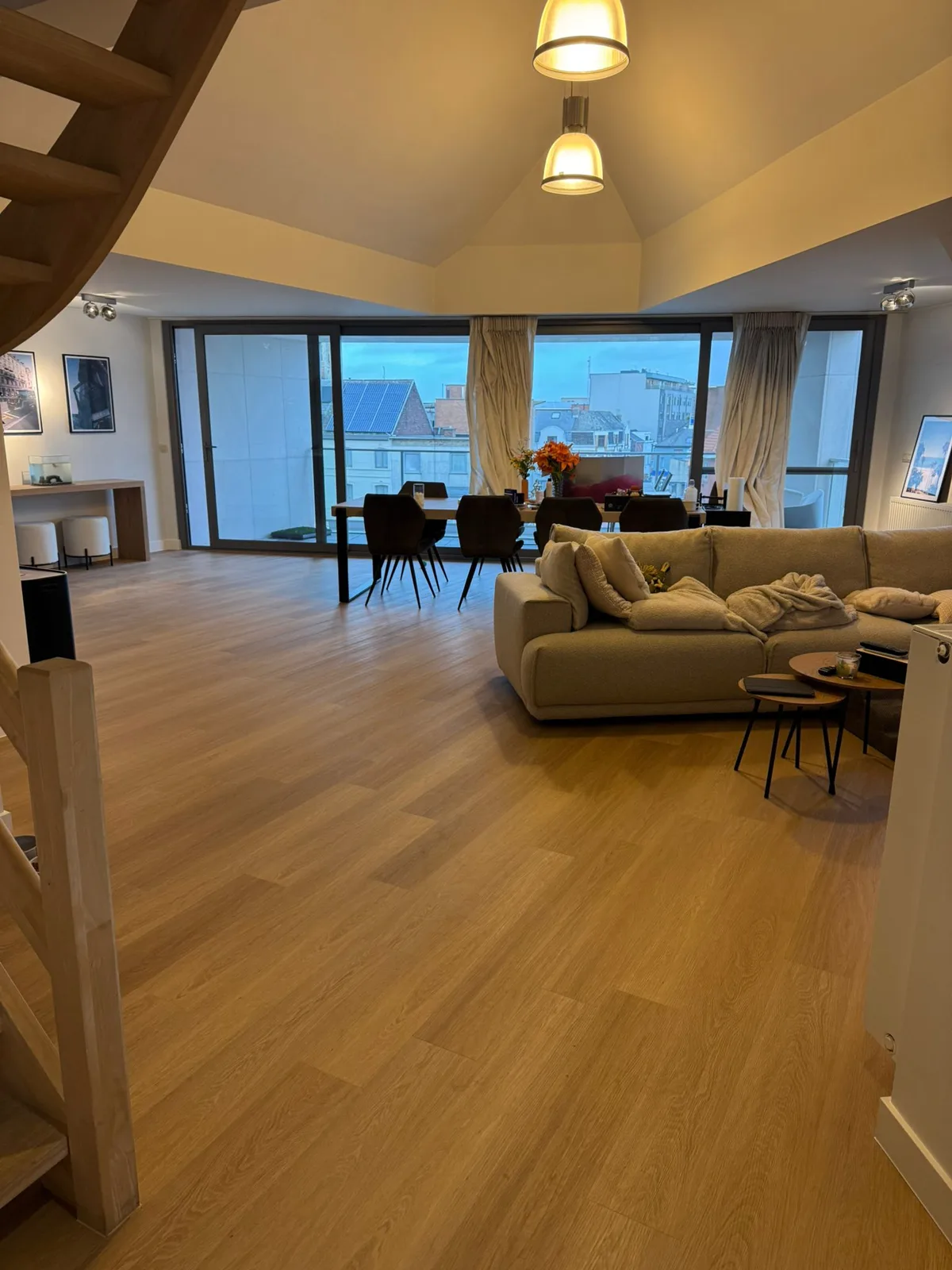 pvc-vloer in een lichte woonkamer