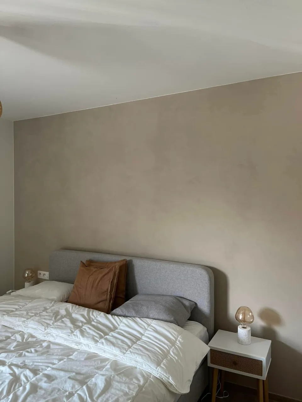 Betonlook wand achter de zetel in een woonkamer