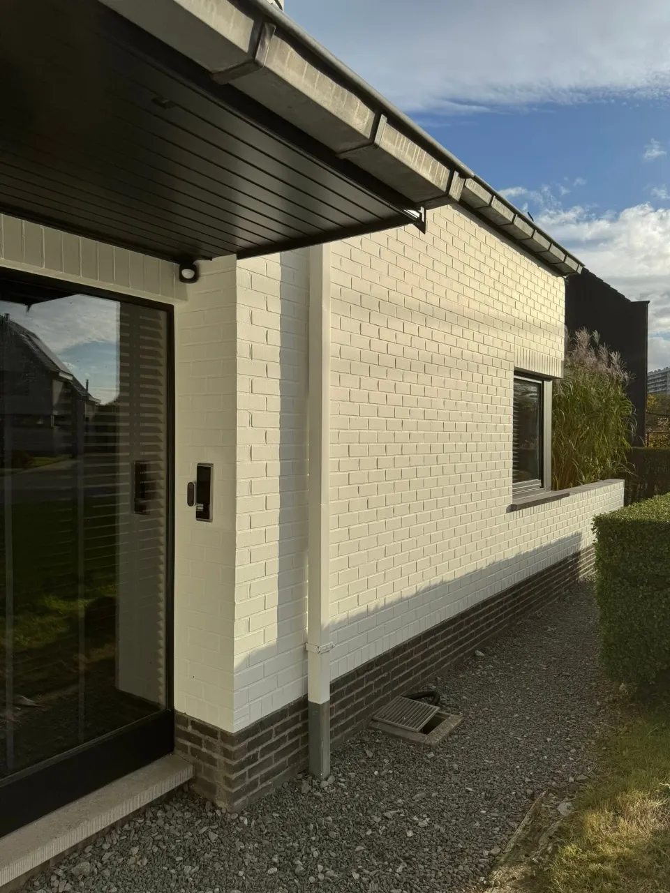 Wit geschilderde gevel en voordeur na buitenschilderwerk door B-Renovation
