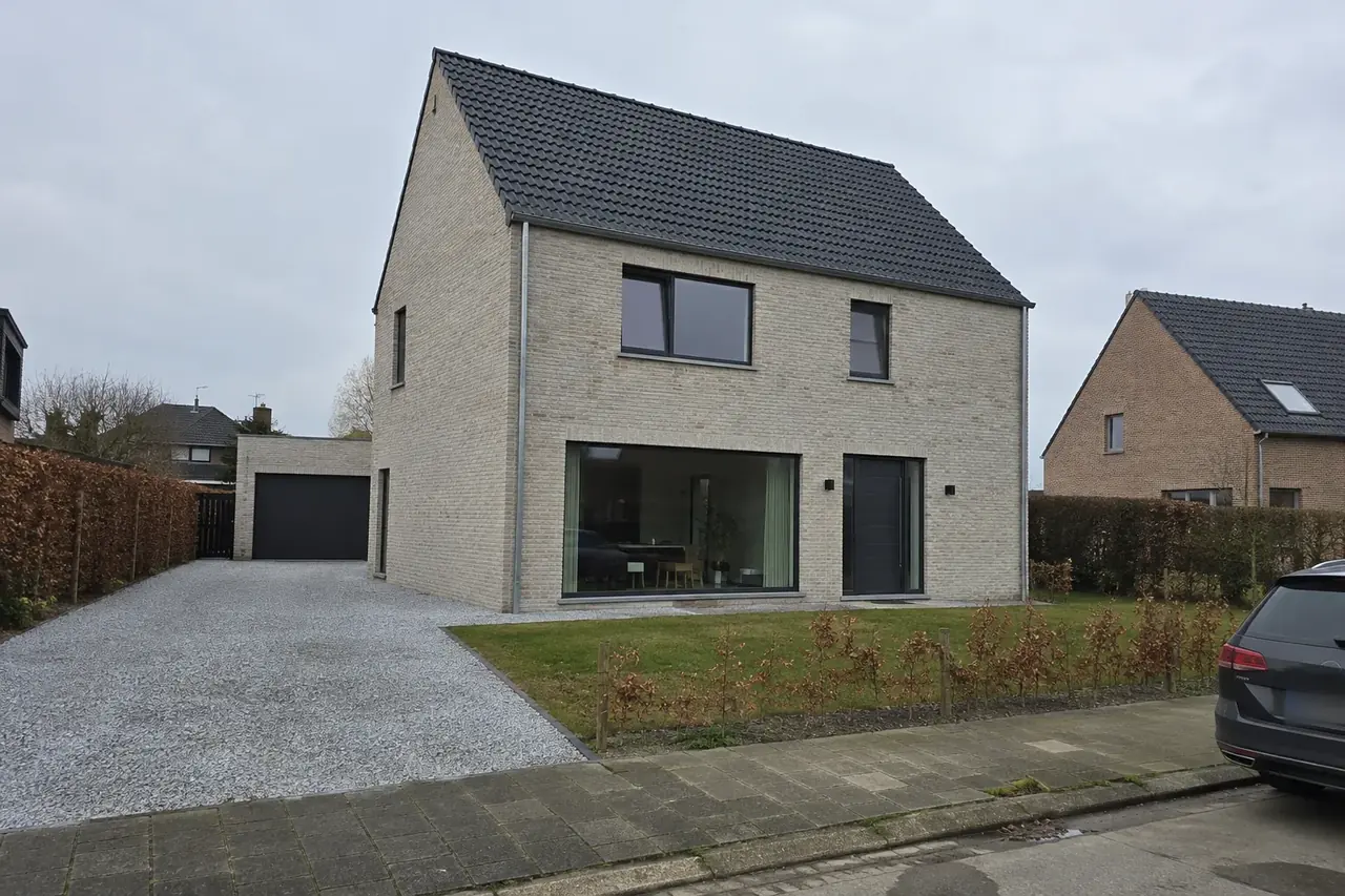Instapklare nieuwbouwwoning met zadeldak, grote raampartijen en aangelegde voortuin