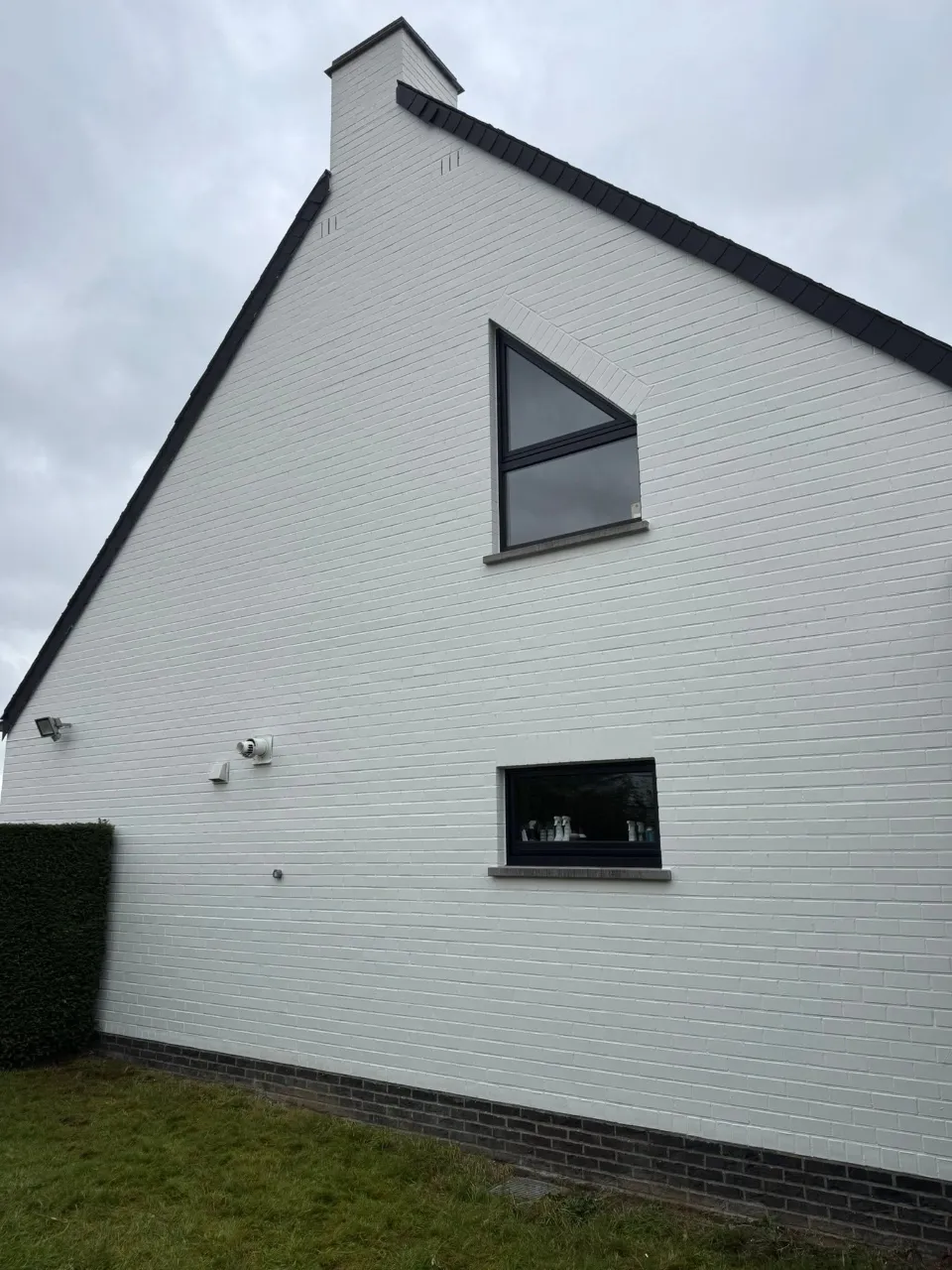Puntgevel met driehoekig raam, wit geschilderd door B-Renovation
