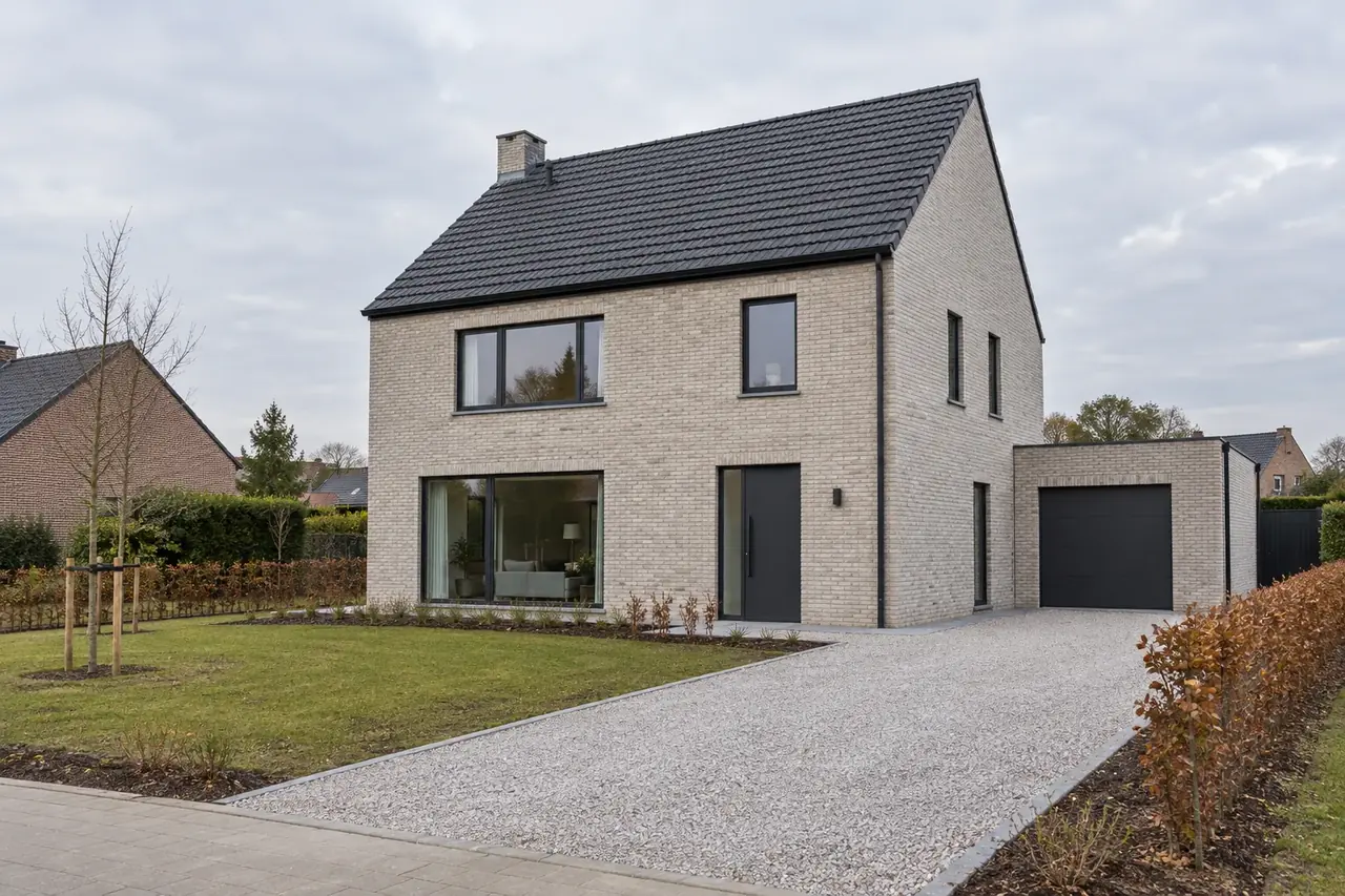 Sleutel op de deur woningen: nieuw opgeleverde vrijstaande woning in lichtgrijze baksteen met grindoprit
