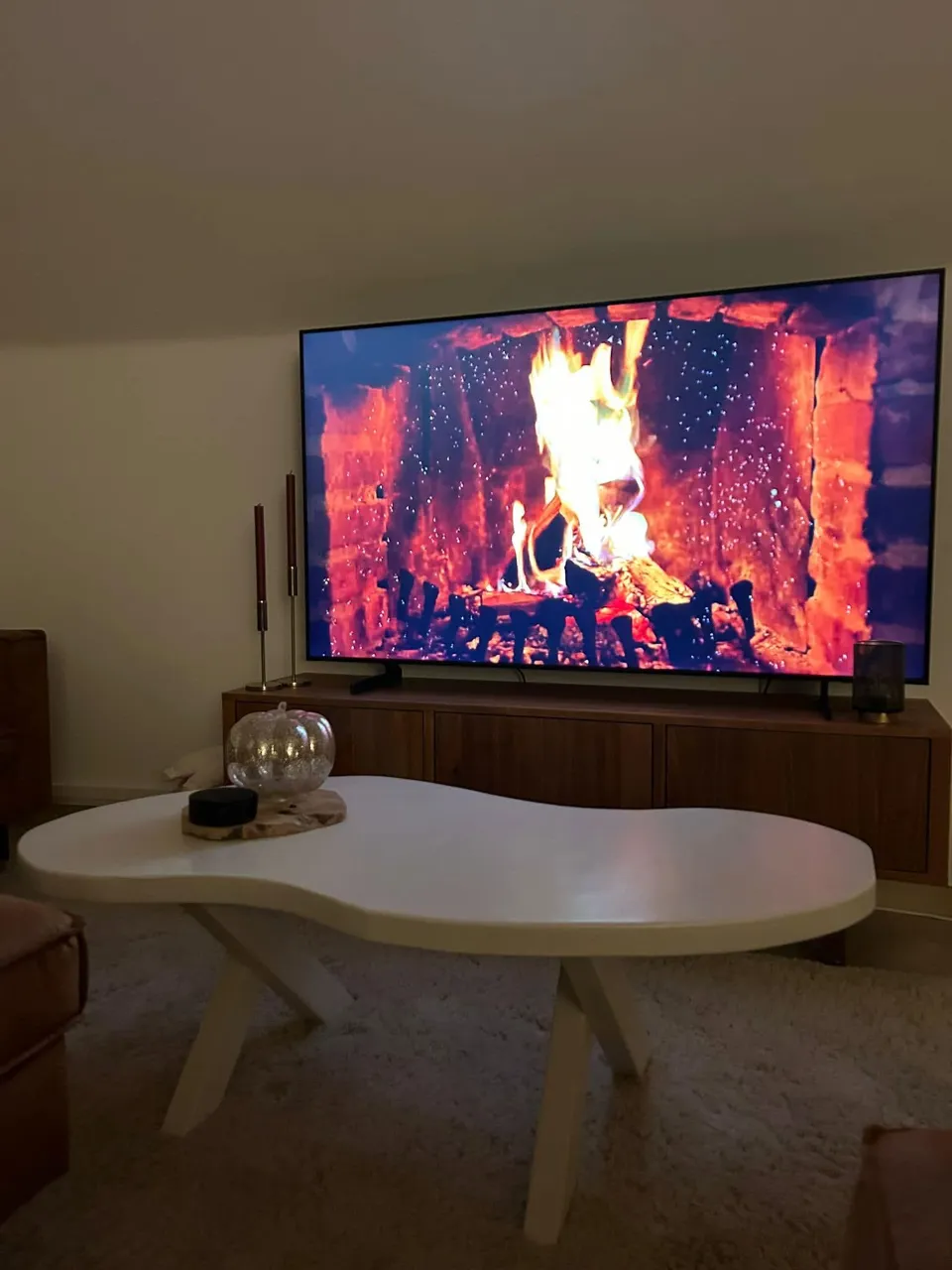 Woonkamer met afgewerkte tv-wand en sfeerhaard